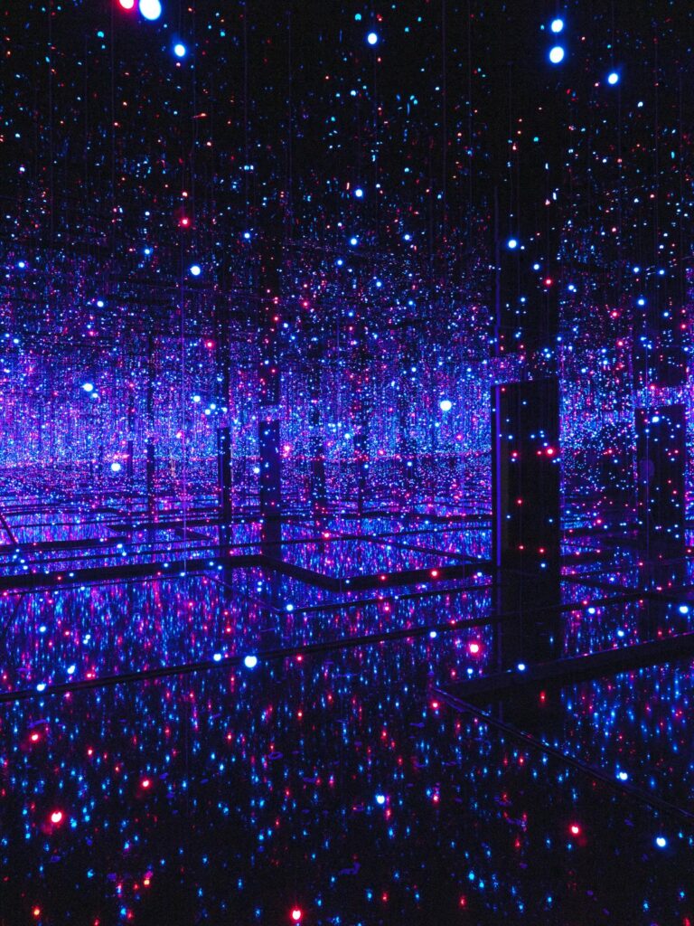 Ciemne pomieszczenie wykonane z luster z setkami kolorowych lampek LED