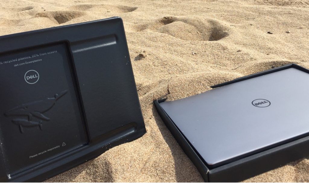 Opakowanie Dell XPS z recyklingu leżące na piasku