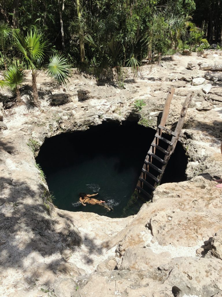 Naturalne studnie kresowe cenotes w Merida, Meksyk