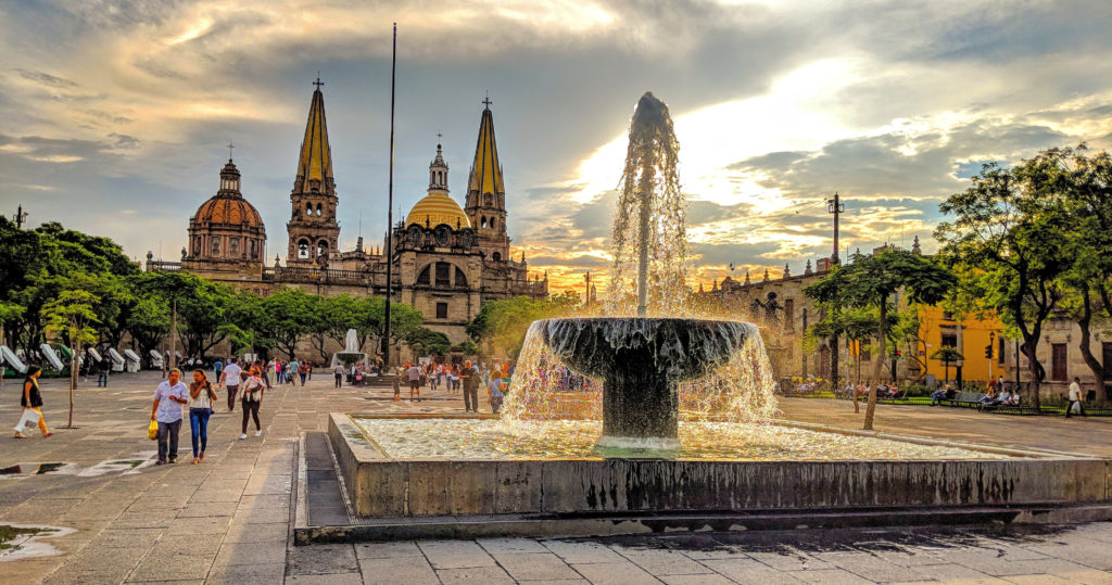 Plac z fontanną w mieście Guadalajara, Meksyk