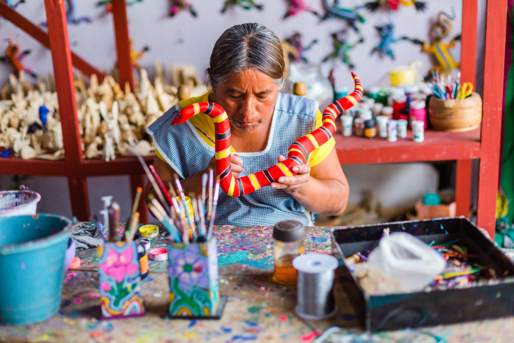 Tradycyjna artystka z gminy San Martin Tilcajete Oaxaca przy pracy