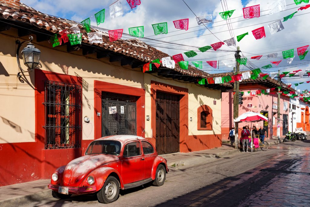 Stary samochód na ulicy San Cristóbal de las Casas w Meksyku