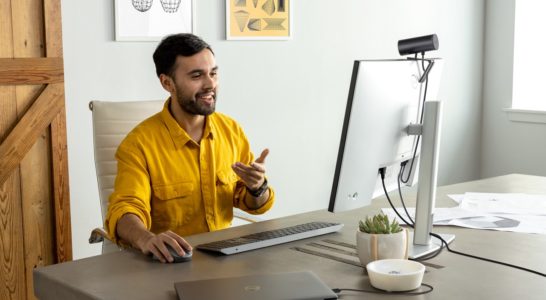 Profesjonalne wideokonferencje z domu. Dell UltraSharp to monitor, z którym zaprezentujesz się lepiej