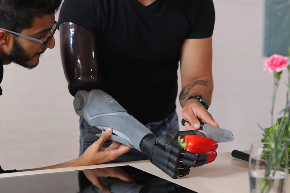 Jak polska firma zmienia oblicze protetyki – ręka mechatroniczna Zeus 